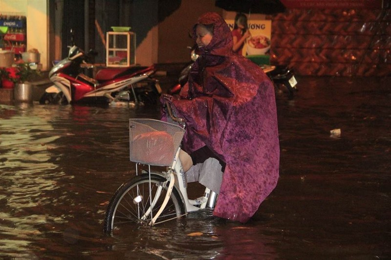 Ha Noi chim trong bien nuoc sau mua lon-Hinh-6